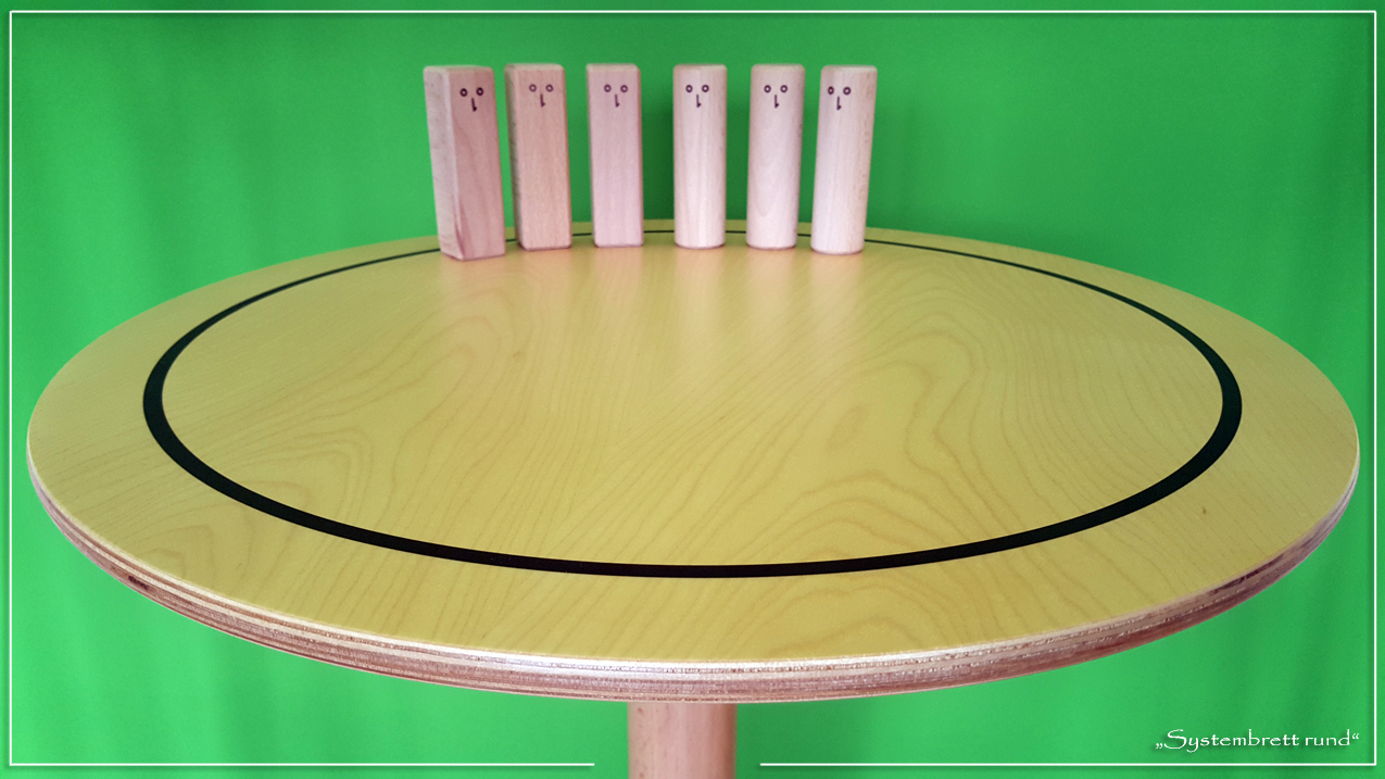 www.systembrett.at &middot; Systembrett-Artikel &middot; &bdquo;Systembrett rund&rdquo; mit einem Durchmesser von 50 Zentimeter inklusive 24 unbehandelten Holzfiguren aus massiver Buche