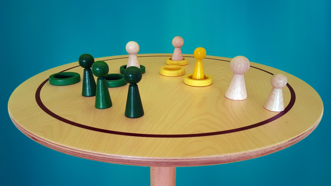 www.systembrett.at &middot; Systembrett-Artikel &middot; &bdquo;Systembrett rund&rdquo; mit einem Durchmesser von 50 Zentimeter inklusive 24 unbehandelten Holzfiguren aus massiver Buche