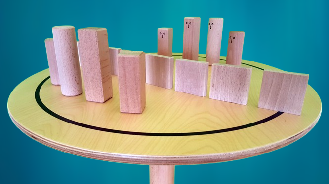www.systembrett.at &middot; Systembrett-Artikel &middot; &bdquo;Systembrett rund&rdquo; mit einem Durchmesser von 50 Zentimeter inklusive 24 unbehandelten Holzfiguren aus massiver Buche