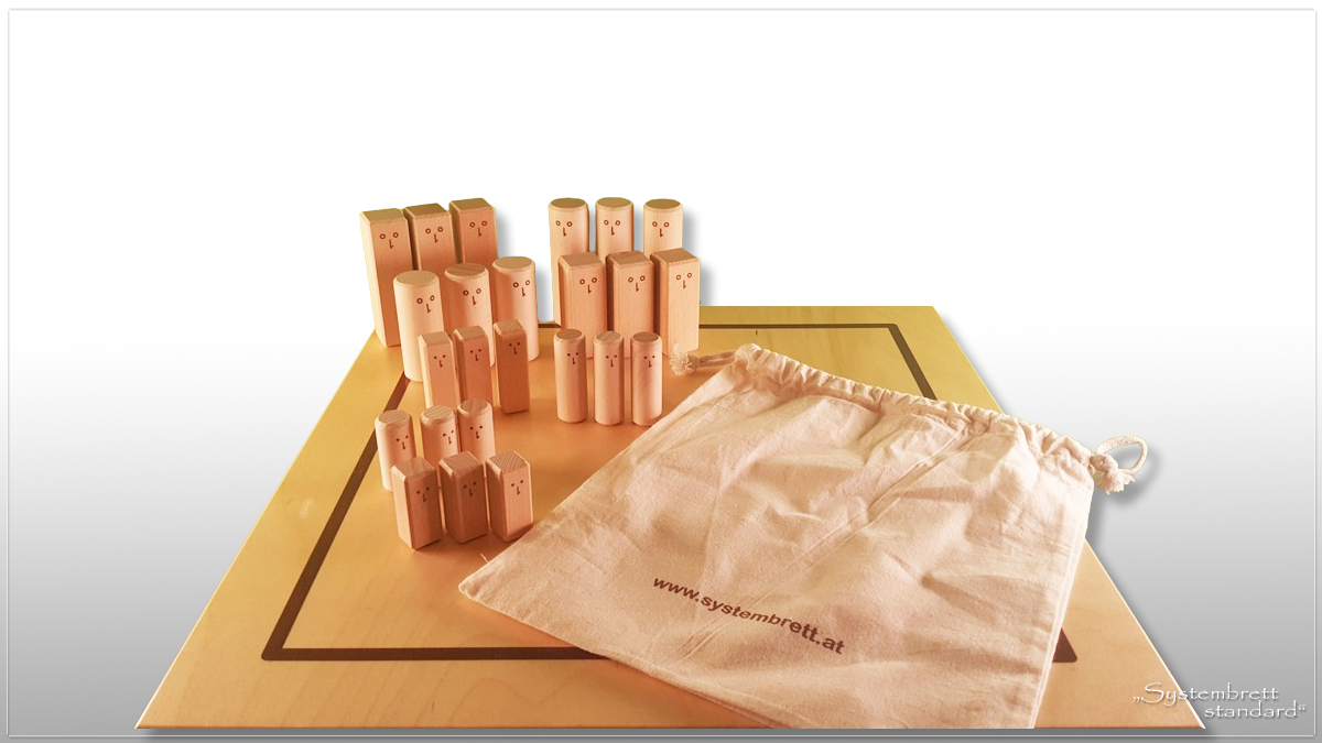 www.systembrett.at · Systembrett-Artikel · „Systembrett standard” im Format 45 x 45 Zentimeter inklusive 24 unbehandelten Holzfiguren aus massiver Buche www.systembrett.at · Systembrett-Artikel · „Systembrett standard” im Format 45 x 45 Zentimeter inklusive 24 unbehandelten Holzfiguren aus massiver Buche