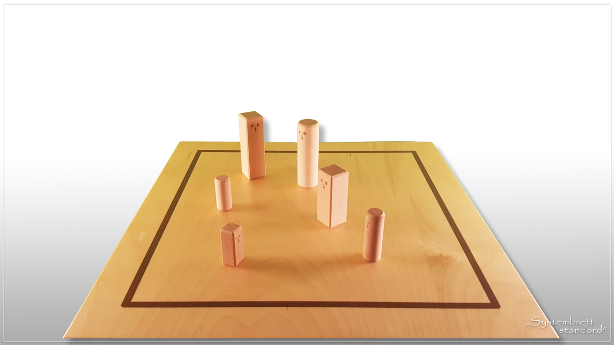 www.systembrett.at · Systembrett-Artikel · „Systembrett standard” im Format 45 x 45 Zentimeter inklusive 24 unbehandelten Holzfiguren aus massiver Buche www.systembrett.at · Systembrett-Artikel · „Systembrett standard” im Format 45 x 45 Zentimeter inklusive 24 unbehandelten Holzfiguren aus massiver Buche