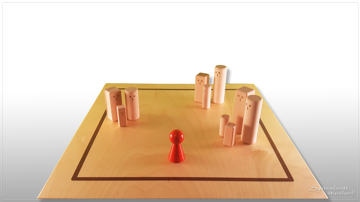 www.systembrett.at · Systembrett-Artikel · „Systembrett standard” im Format 45 x 45 Zentimeter inklusive 24 unbehandelten Holzfiguren aus massiver Buche www.systembrett.at · Systembrett-Artikel · „Systembrett standard” im Format 45 x 45 Zentimeter inklusive 24 unbehandelten Holzfiguren aus massiver Buche