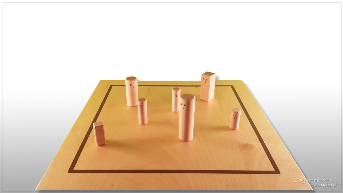 www.systembrett.at · Systembrett-Artikel · „Systembrett standard” im Format 45 x 45 Zentimeter inklusive 24 unbehandelten Holzfiguren aus massiver Buche www.systembrett.at · Systembrett-Artikel · „Systembrett standard” im Format 45 x 45 Zentimeter inklusive 24 unbehandelten Holzfiguren aus massiver Buche