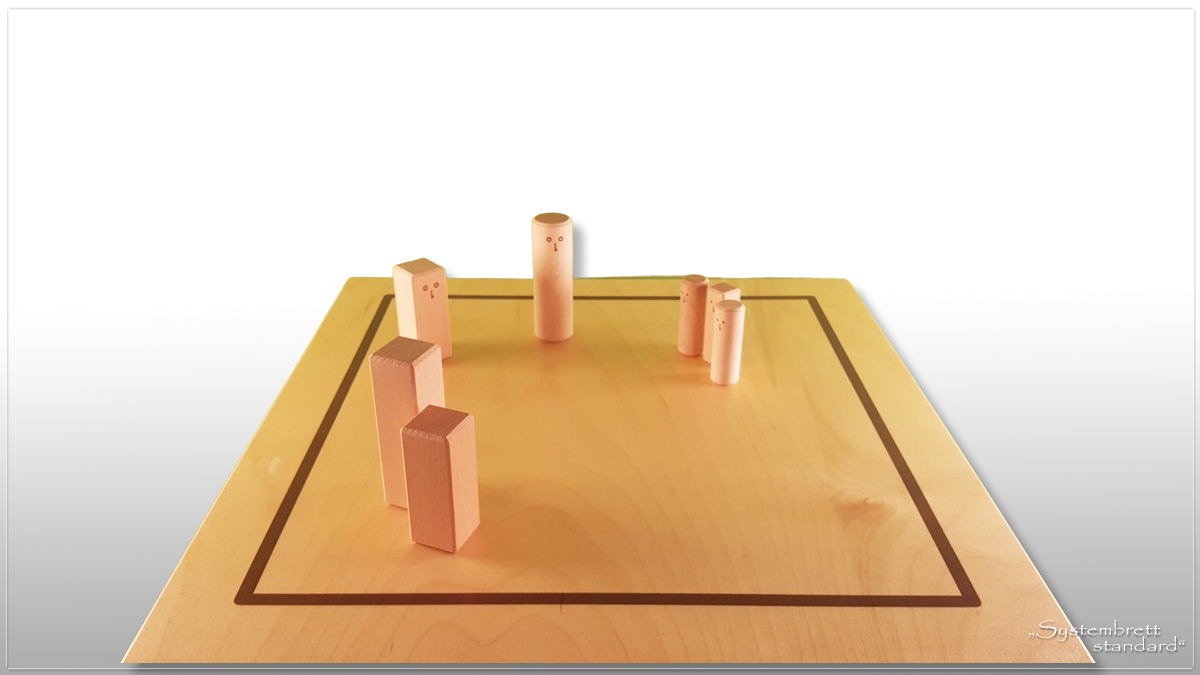 www.systembrett.at · Systembrett-Artikel · „Systembrett standard” im Format 45 x 45 Zentimeter inklusive 24 unbehandelten Holzfiguren aus massiver Buche www.systembrett.at · Systembrett-Artikel · „Systembrett standard” im Format 45 x 45 Zentimeter inklusive 24 unbehandelten Holzfiguren aus massiver Buche